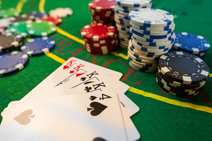 Infinite Blackjack live dealer table on kaptenjitu showing multiple player hands and real-time chat
